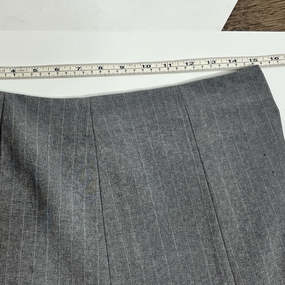 Grey pin stripe Skirt with slight flare - back zipper - 4 - Picture 4 of 8